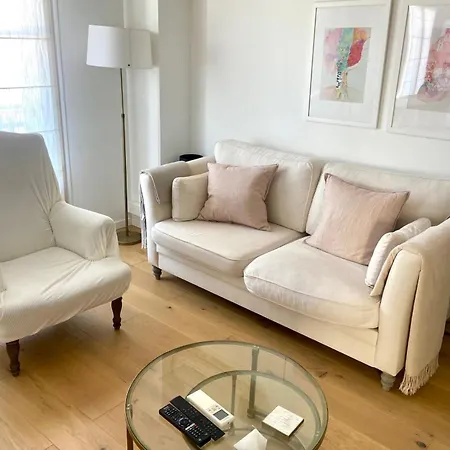 Bright 50 M With Balcony Apartment